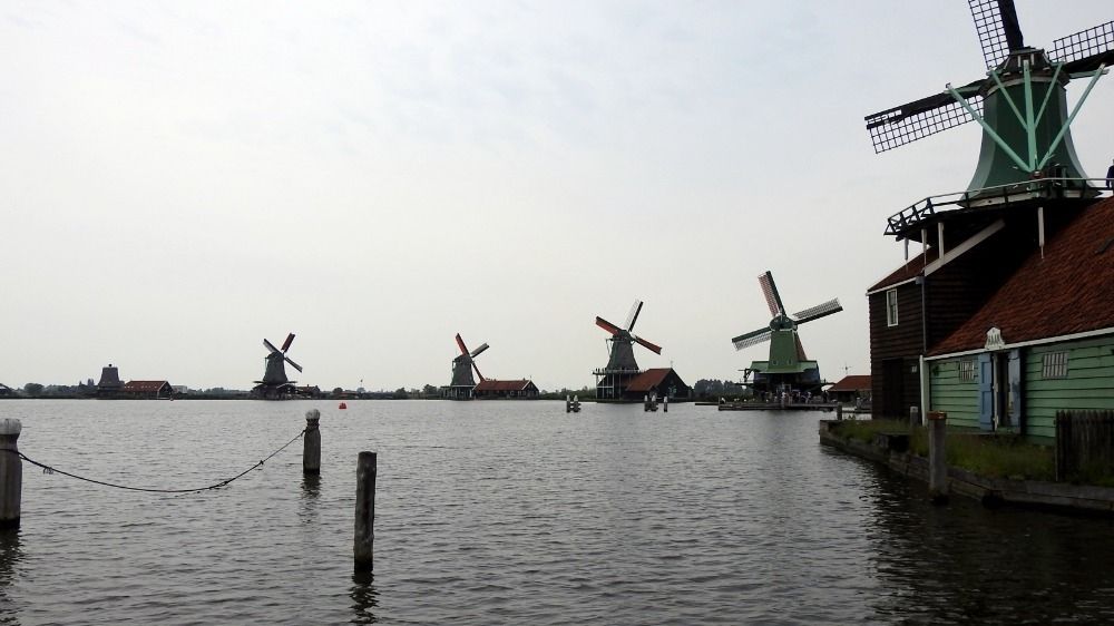 Nizozemské Zaanse Schans je skanzenem, jemuž dominují větrné mlýny
